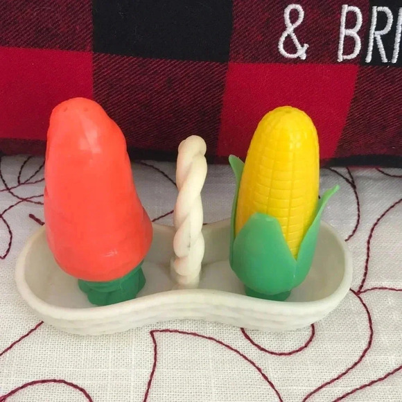 Vintage Corn Carrots Salt & Pepper Shaker - Picture 2 of 5